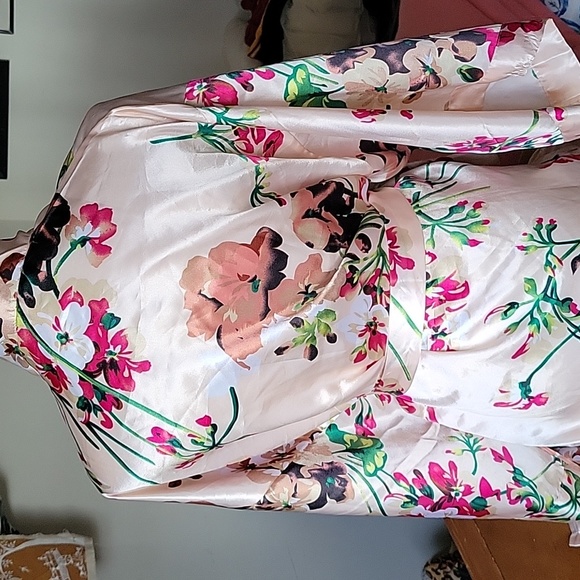 Ms.Lovely robe - Picture 2 of 3